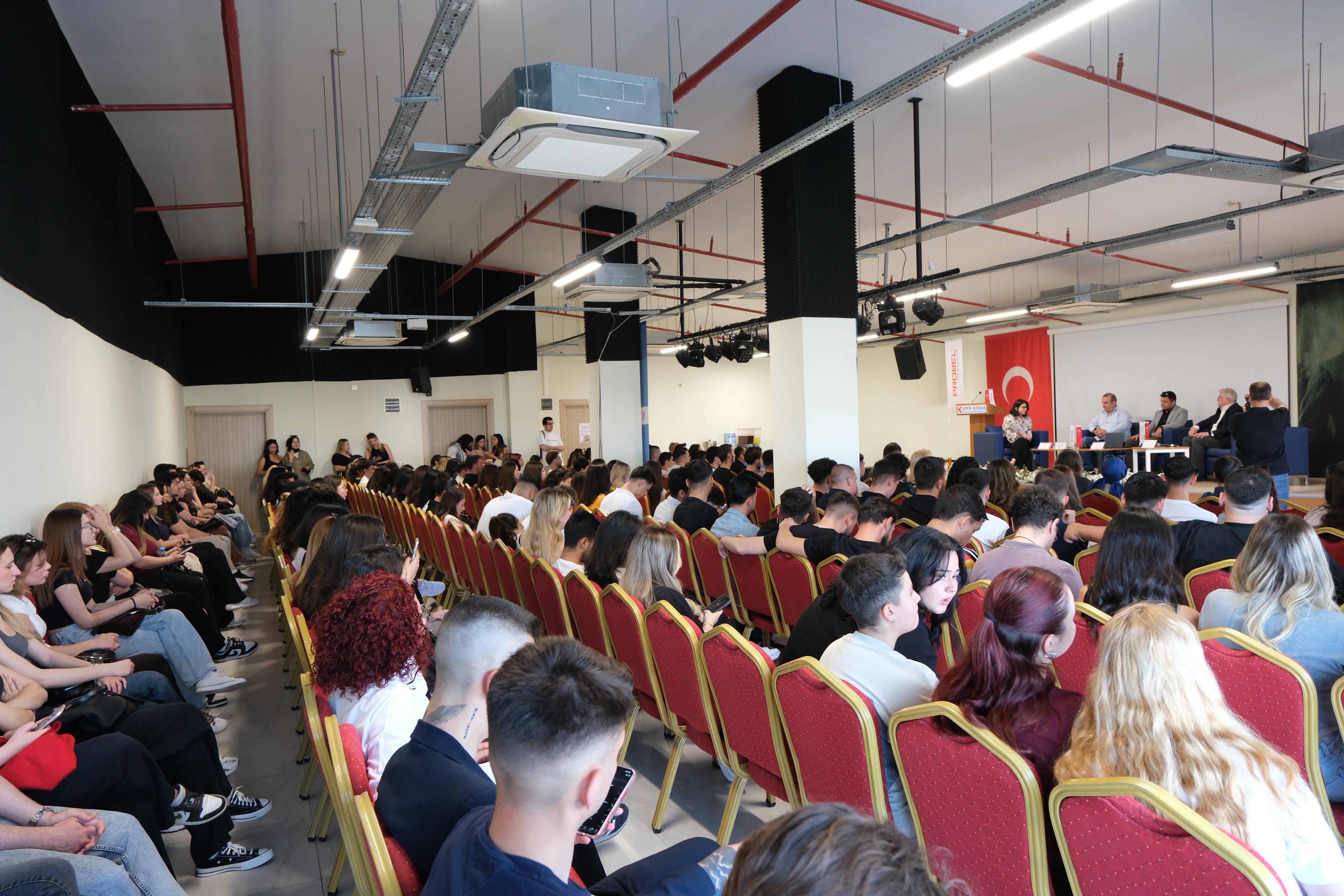 EBSO Yönetim Kurulu Üyeleri İş’te Gelecek Kariyer Zirvesi’nde Gençlerle Buluştu