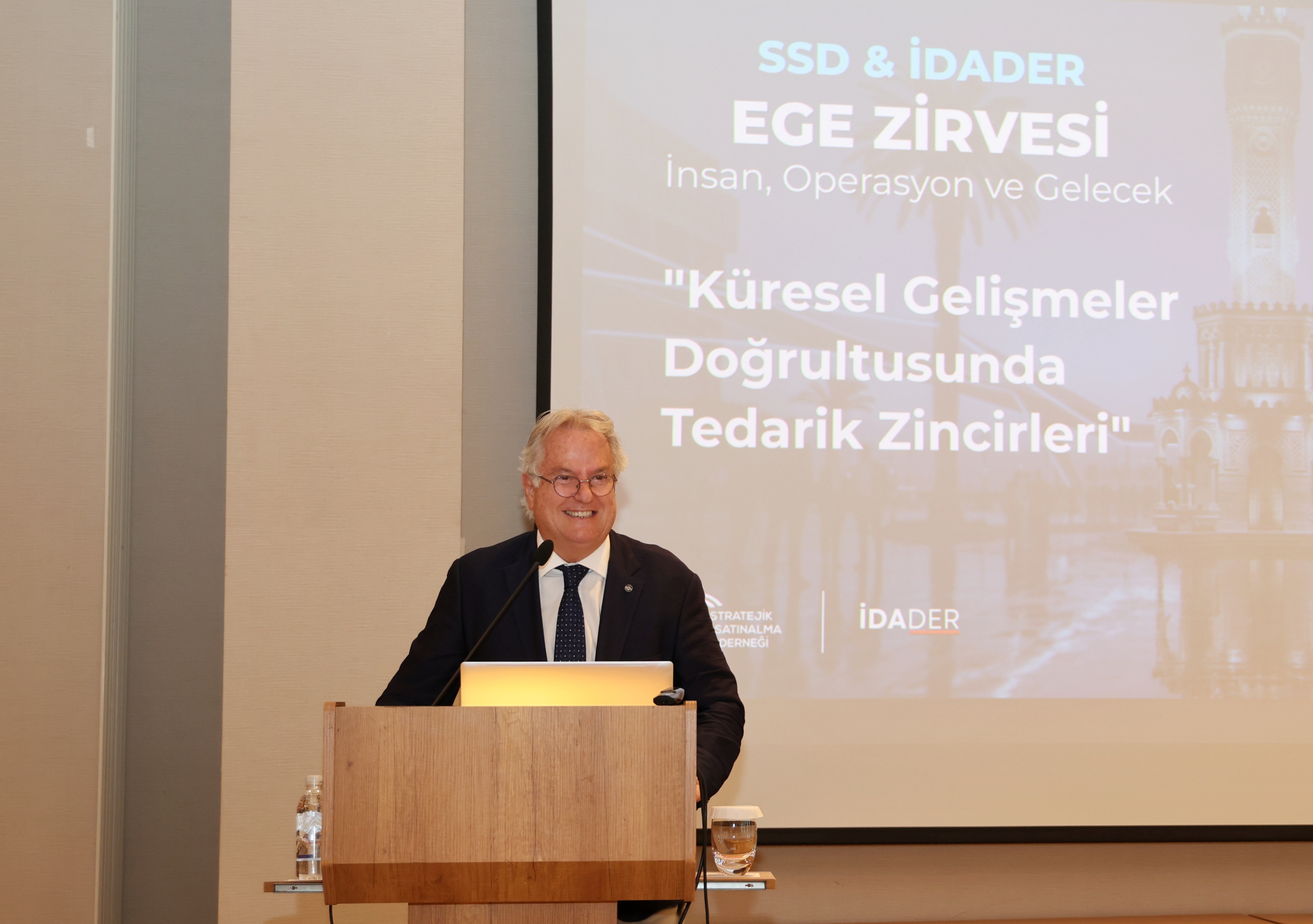 EBSO Yönetim Kurulu Üyesi Kahraman, Ege Zirvesi’nde Konuştu
