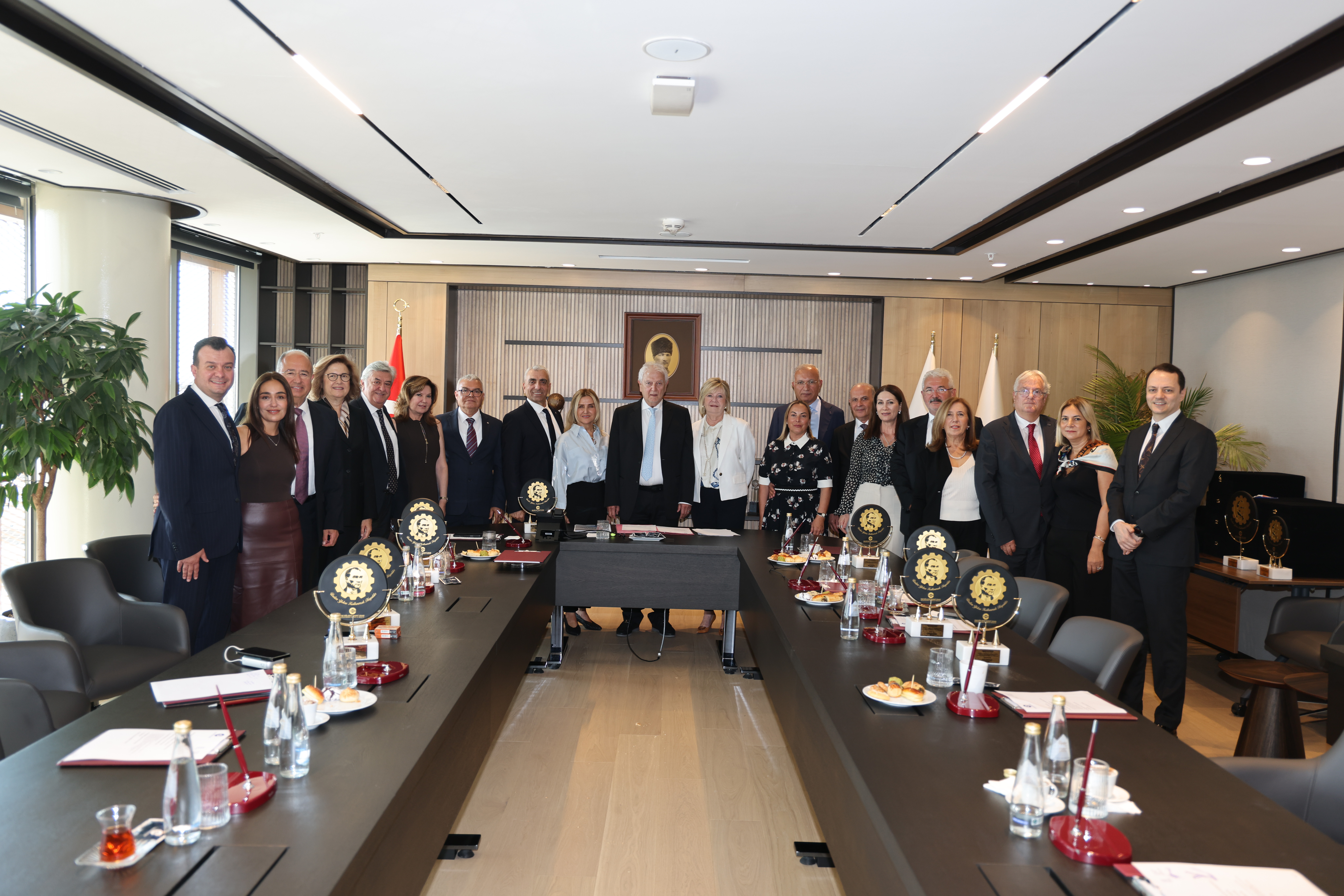 EBSO Yönetim Kurulu Üyelerine Teşekkür Plaketi Takdim Edildi