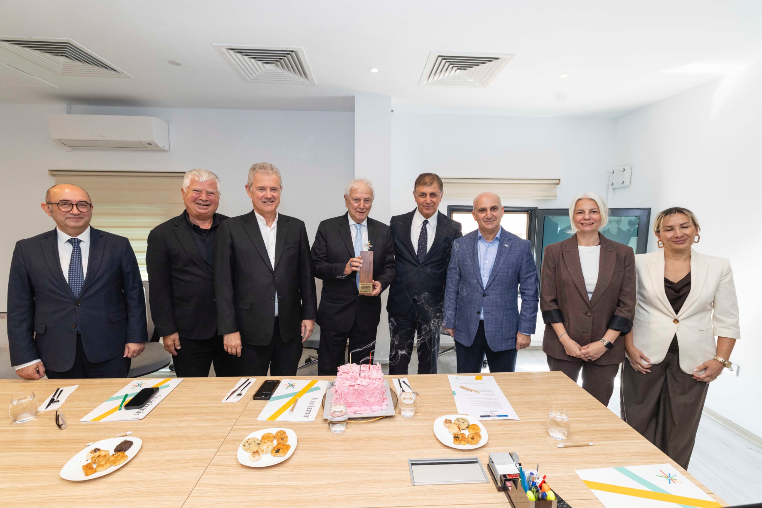 İZFAŞ Yönetim Kurulu Toplantısında Yorgancılar'a Anlamlı Plaket